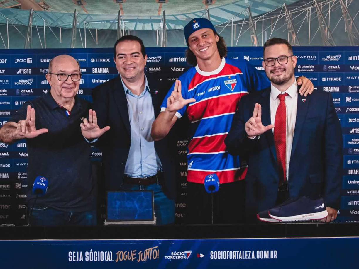 El mítico central brasileño David Luiz, que este año cumplirá 38, ha sido presentado oficialmente como nuevo jugador del Fortaleza EC de Brasil tras acabar su aventura en el Flamengo.