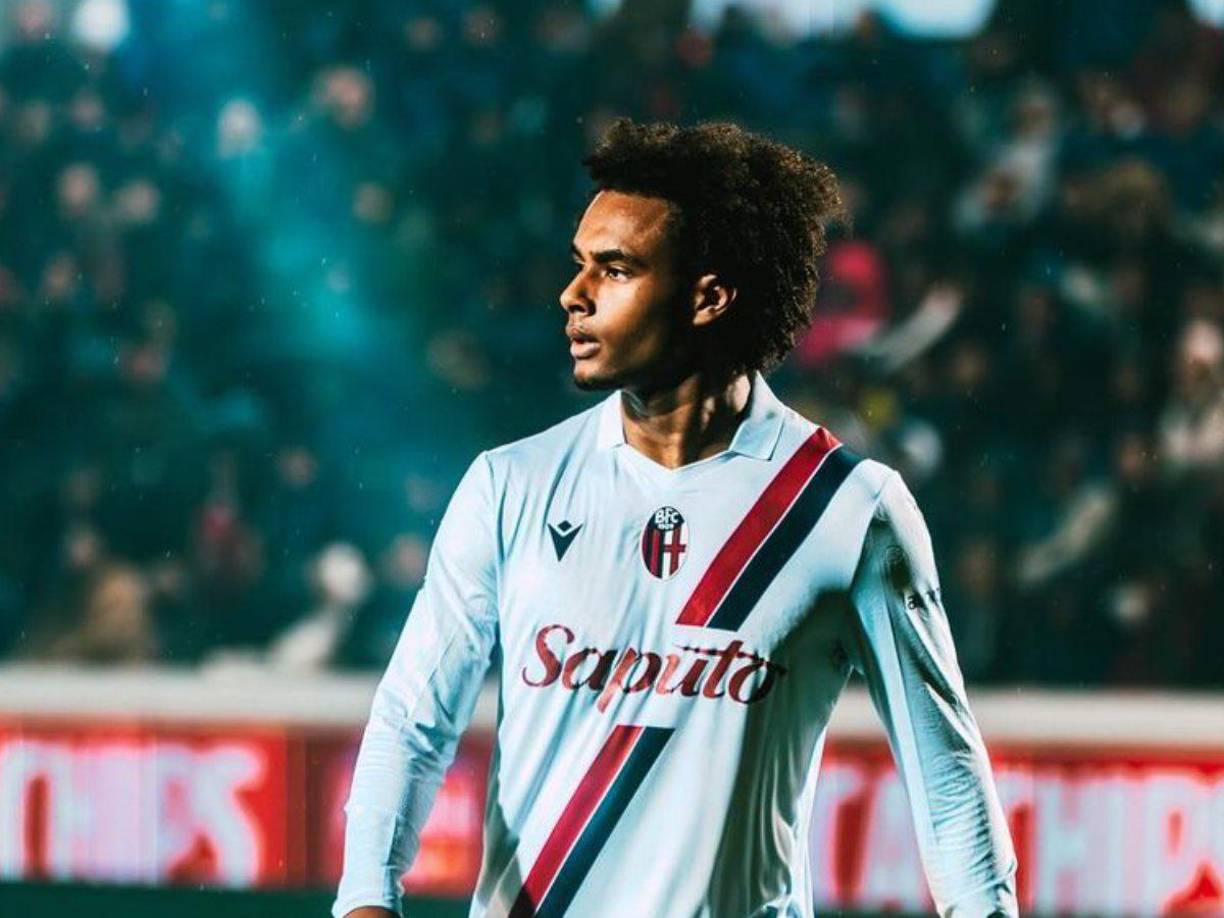 Tras su gran campaña con el Bologna, Joshua Zirkzee interesa a varios clubes de cara a la próxima temporada. Se habla que el AC Milan, Manchester United y el Arsenal lo tienen en la mira.
