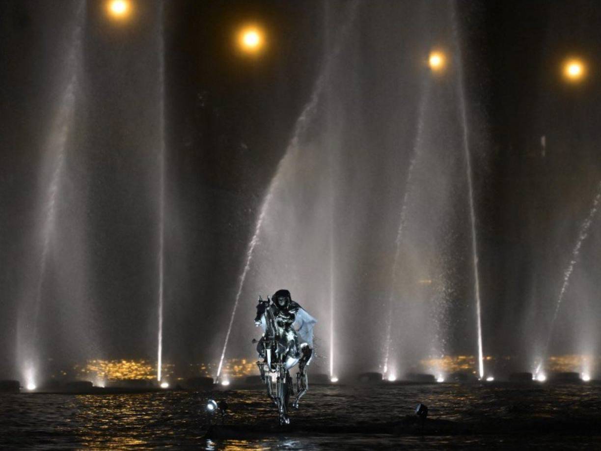 Un caballo mecánico al galope por el Sena, protagonista de la apertura de París-2024