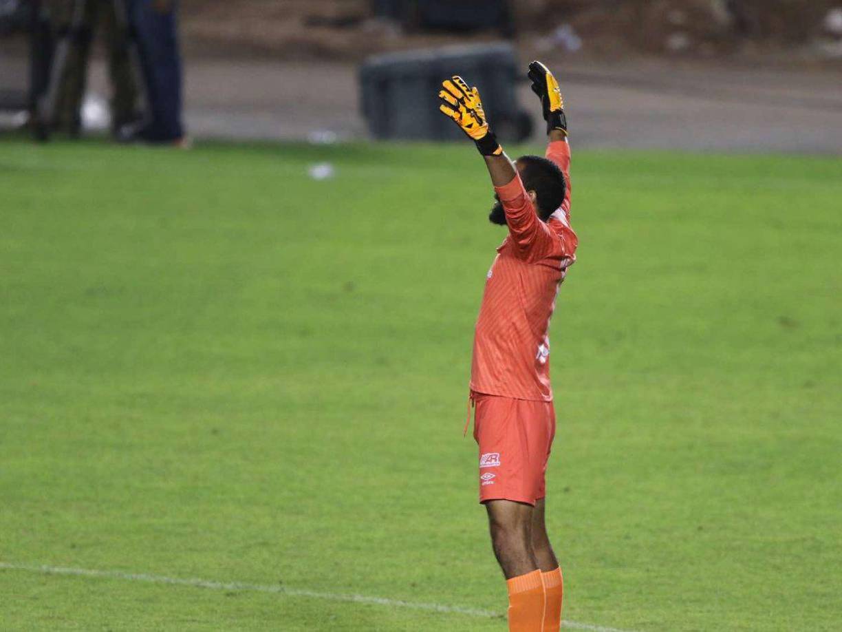 El portero Edrick Menjívar del Olimpia fue el héroe al detenerle un penal en el tiempo añadido al delantero Agustín Auzmendi.