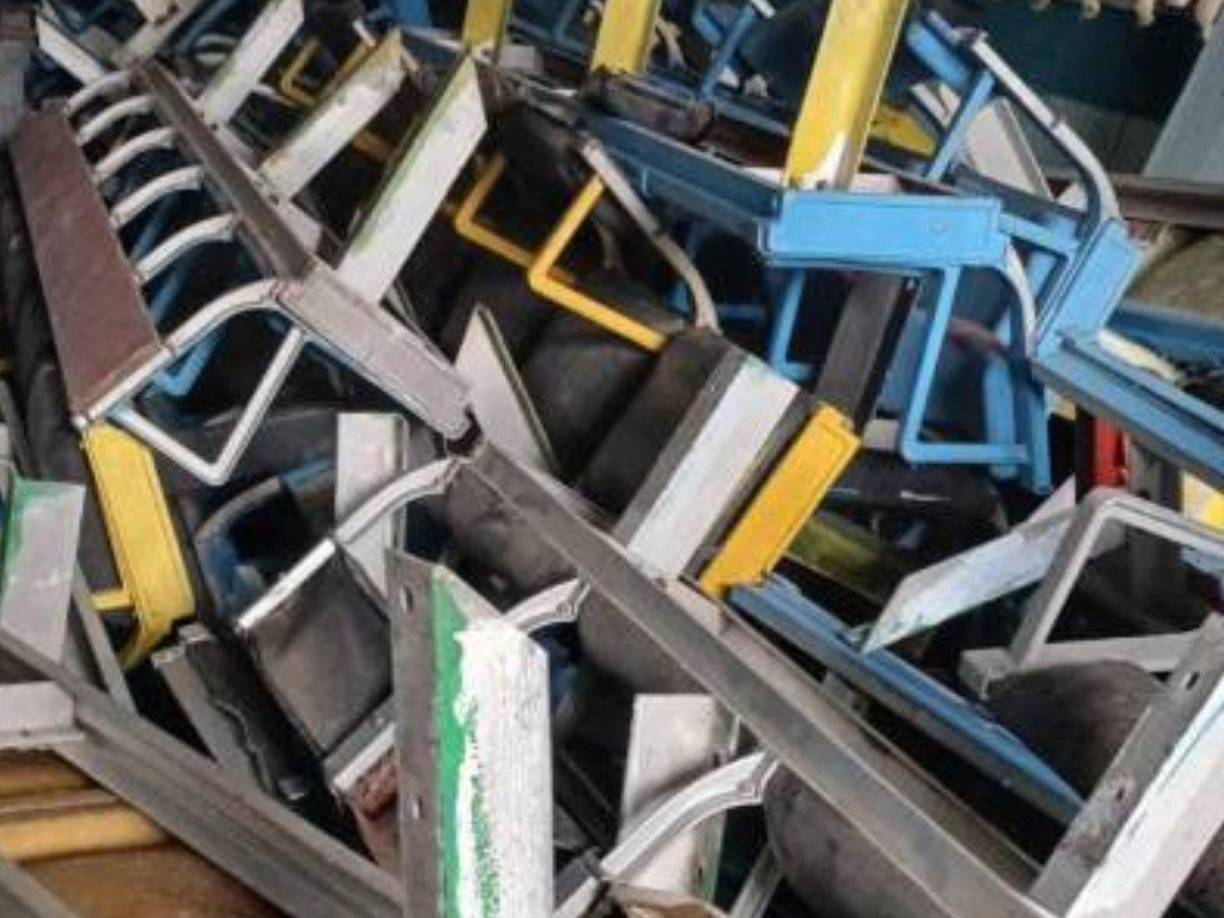 Algunas sillas fueron sacadas porque estaban en un estado que ya eran inservibles.