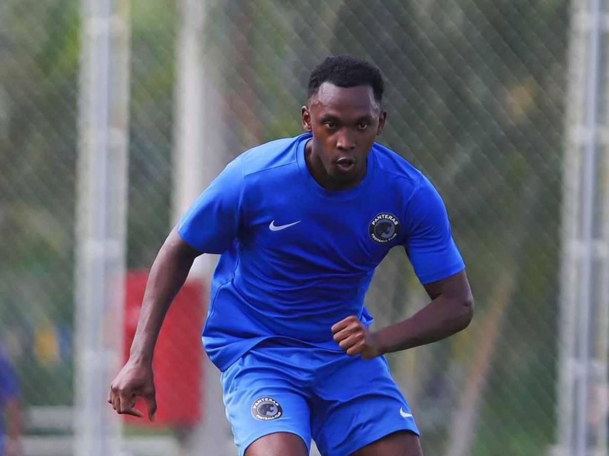 Alberth Elis se bautiza a meses del susto de su vida, ¿qué pastor estuvo presente?