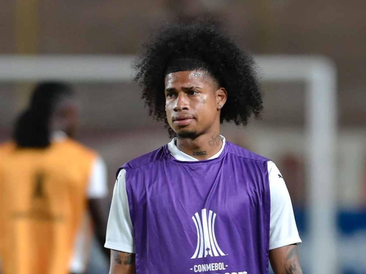 Angulo, de 22 años, proyectó sus primeros pasos en el fútbol, en el club Rocafuerte de la segunda división de Ecuador, en la ciudad portuaria de Guayaquil, del que pasó en el 2017 a las formativas del Independiente del Valle.