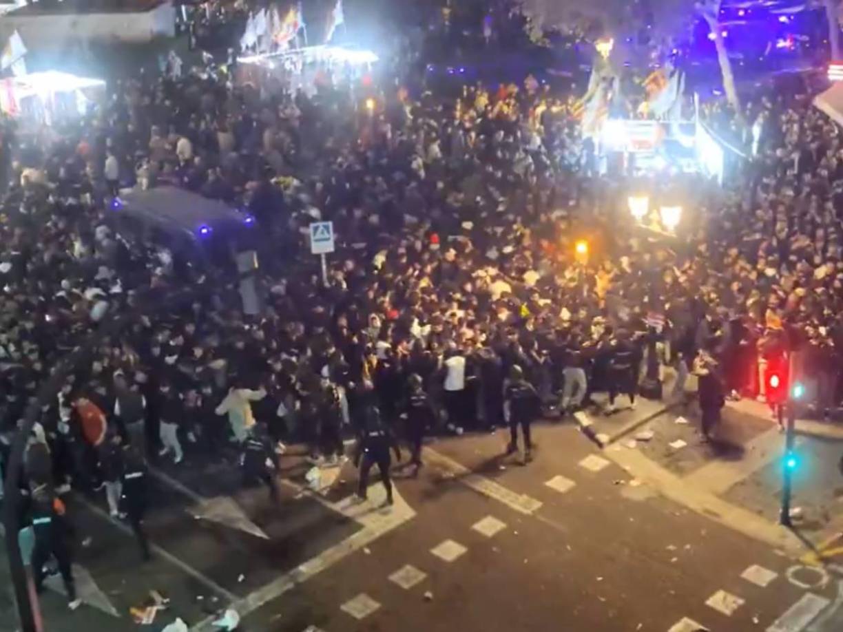 Unos dos mil aficionados del Valencia protestaron este viernes fuera de Mestalla hasta el minuto 19 del encuentro ante el Real Madrid contra la gestión del máximo accionista Peter Lim