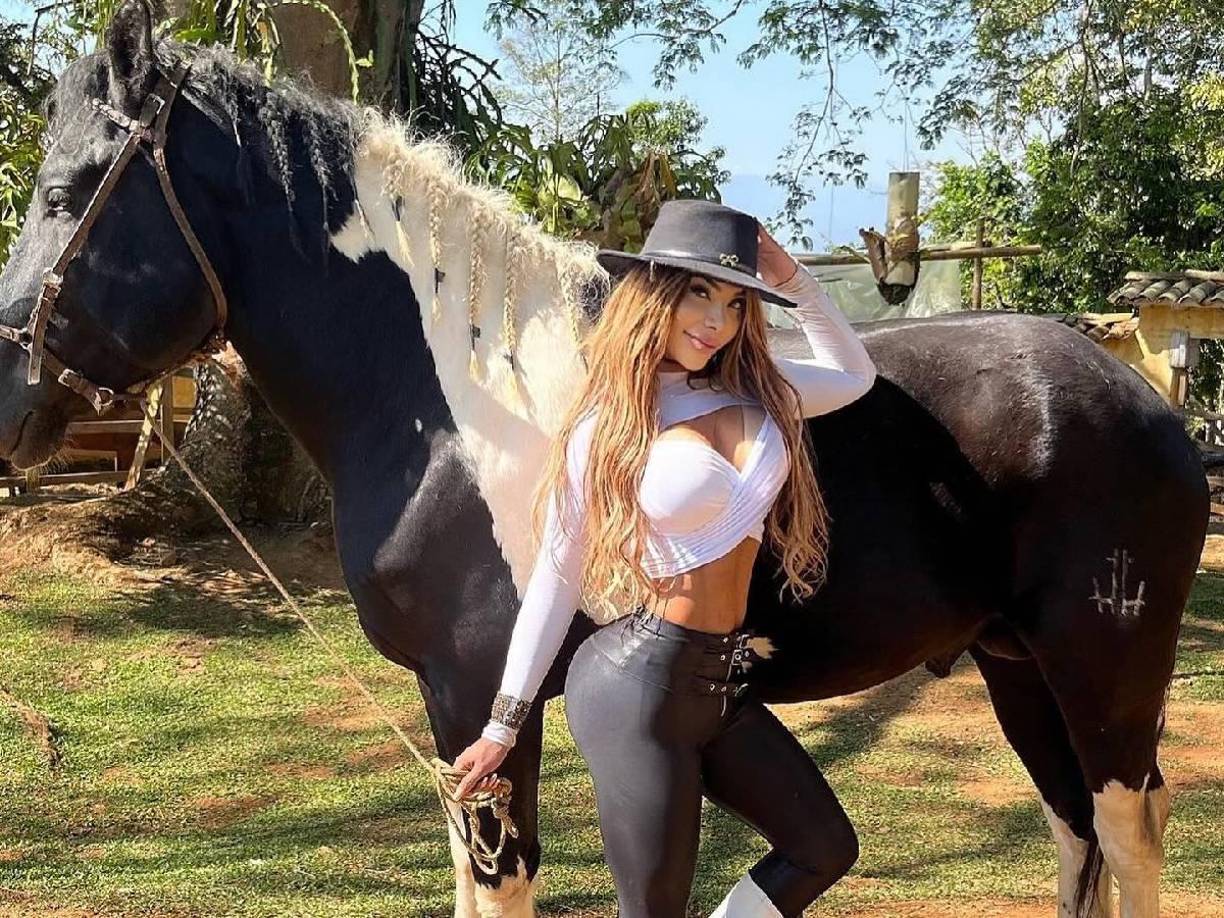 La también bailarina responde a los rumores que la vinculan a un reconocido futbolista uruguayo.