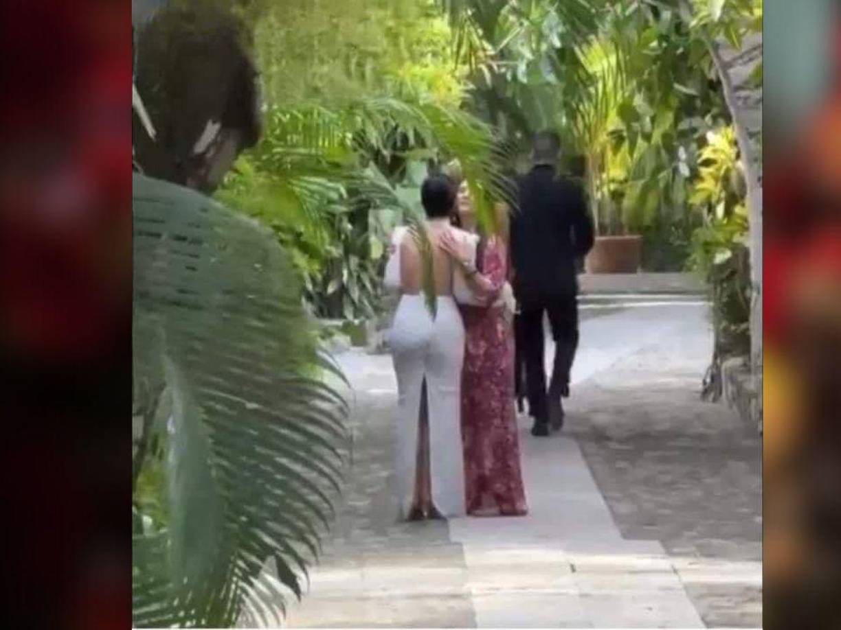 De igual manera se muestran imágenes de la cantante saludando a sus invitados.