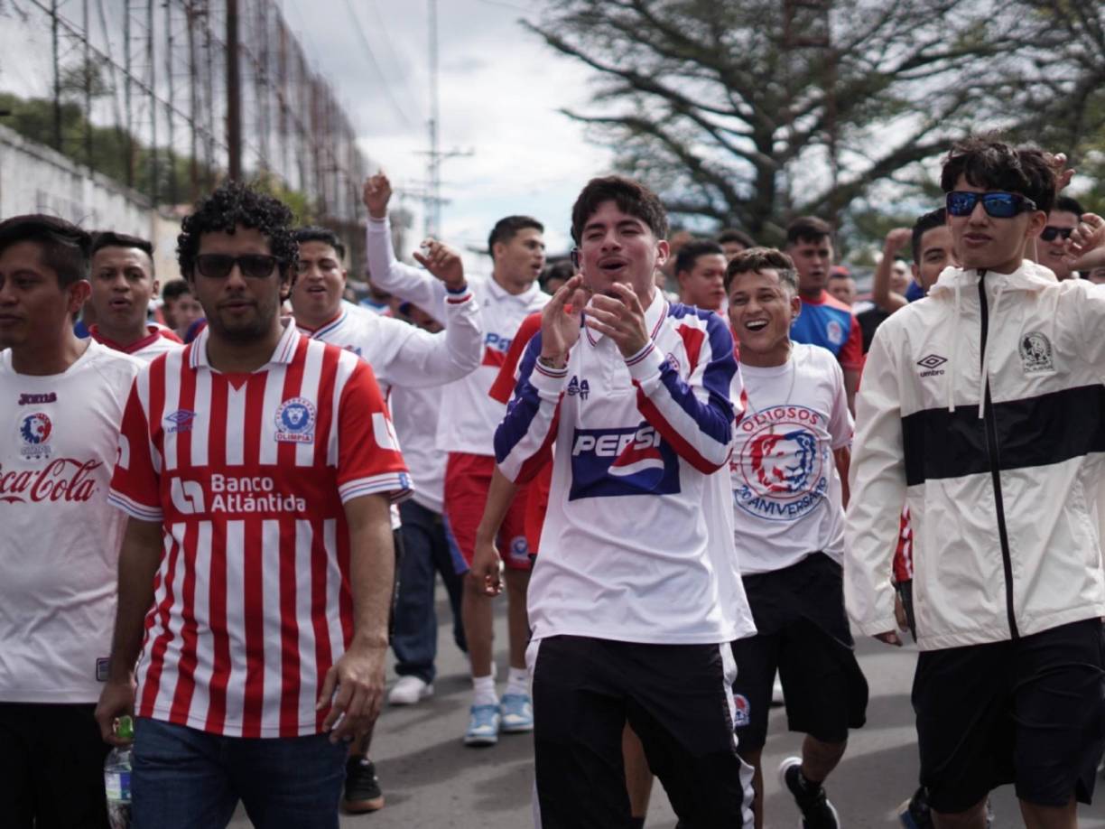 Aficionados del Olimpia se apostaron desde temprano para armar una verdadera fiesta deportiva. 