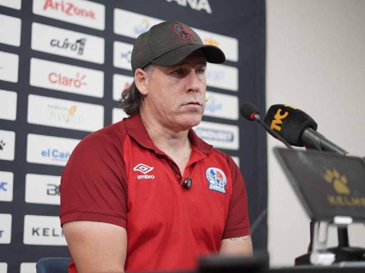 La mano derecha de Pedro Troglio recibió la tarjeta roja por parte del árbitro Selvin Brown. El réferi hondureño no lo perdonó.