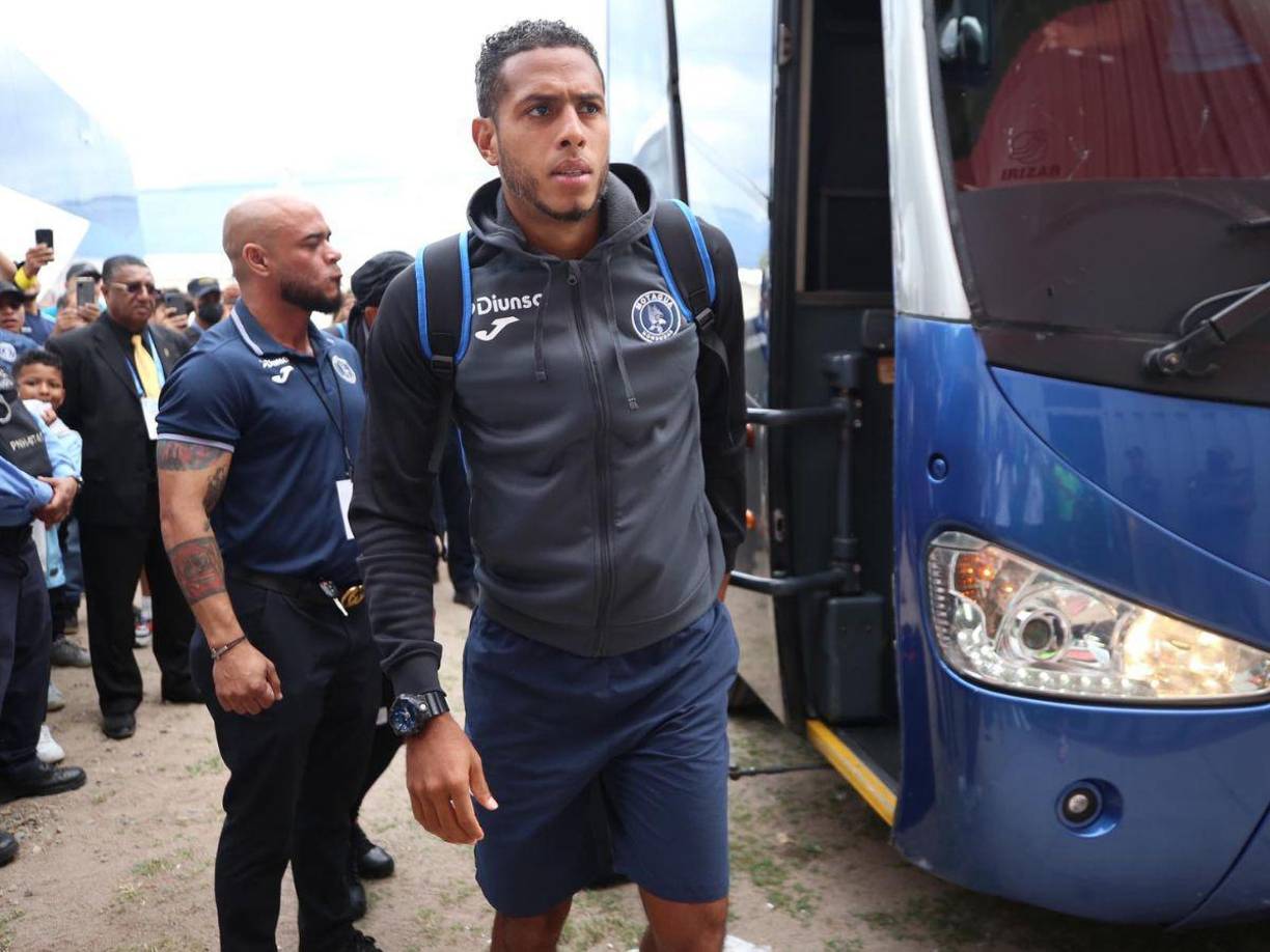 Eddie Hernández: El atacante es agente libre ya que finalizó su contrato con Motagua. No es segura su continuidad con los azules.