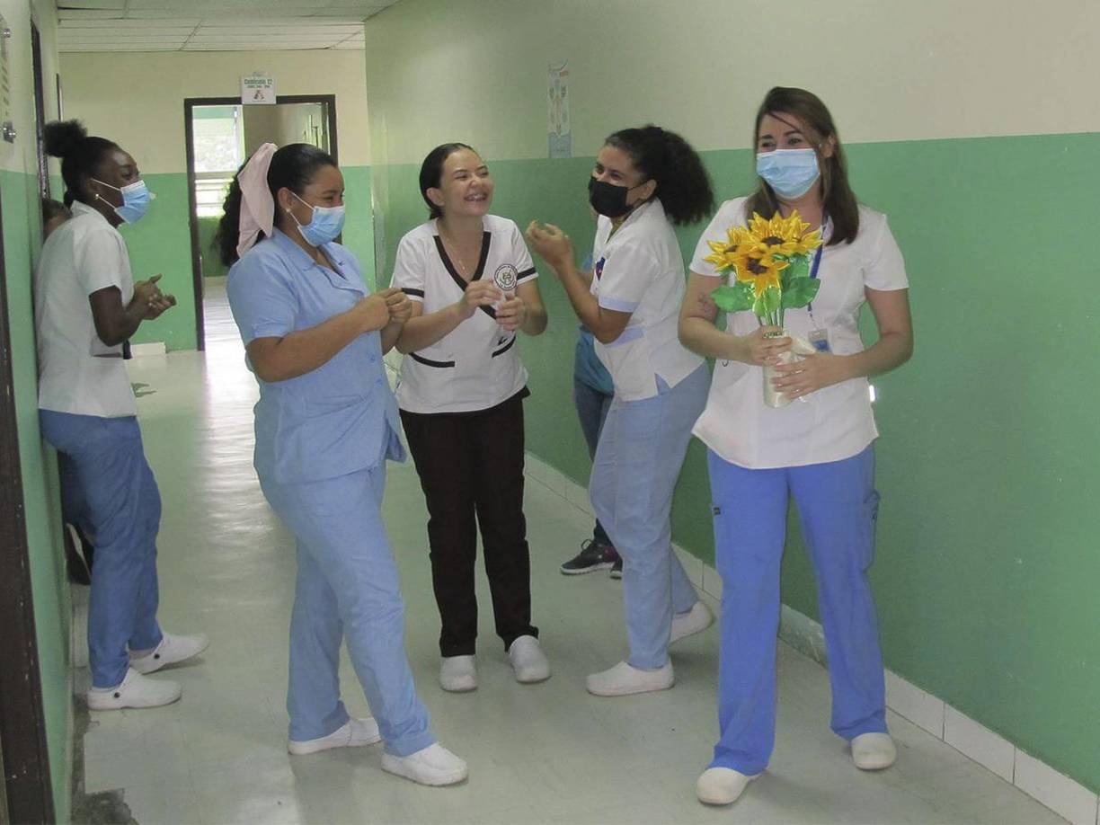 ”Esta es la primera vez que oficializo una boda en un hospital, ya que la situación de Zulema es un poco delicada, sabemos que tiene complicaciones por diabetes y ante una situación que se pueda presentar, ellos han tomado la decisión de recibir la bendición de Dios en el sacramento del Matrimonio”, comentó el padre a LA PRENSA.
