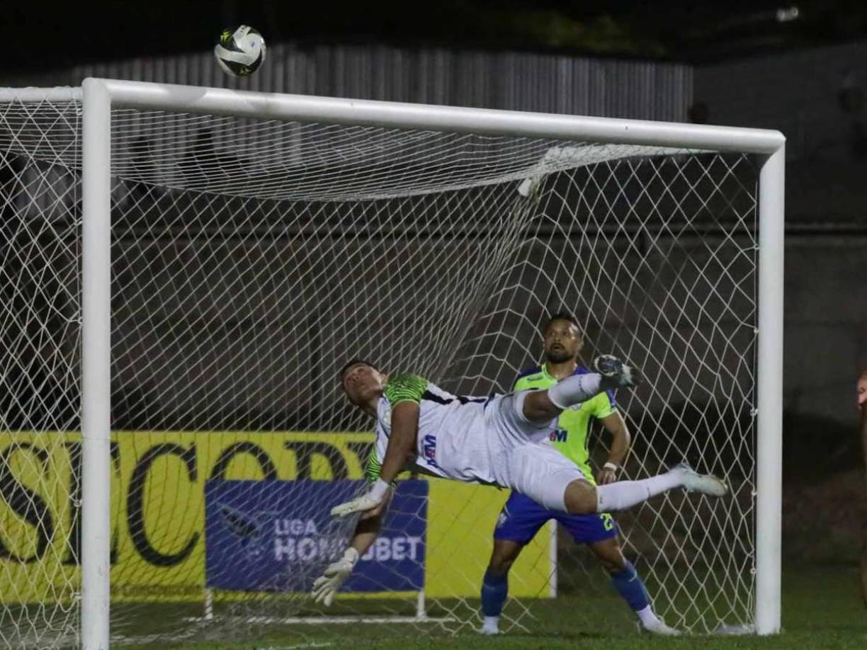 Harold Fonseca evitó el empate del Motagua con una espectacular atajada en la recta final del partido.