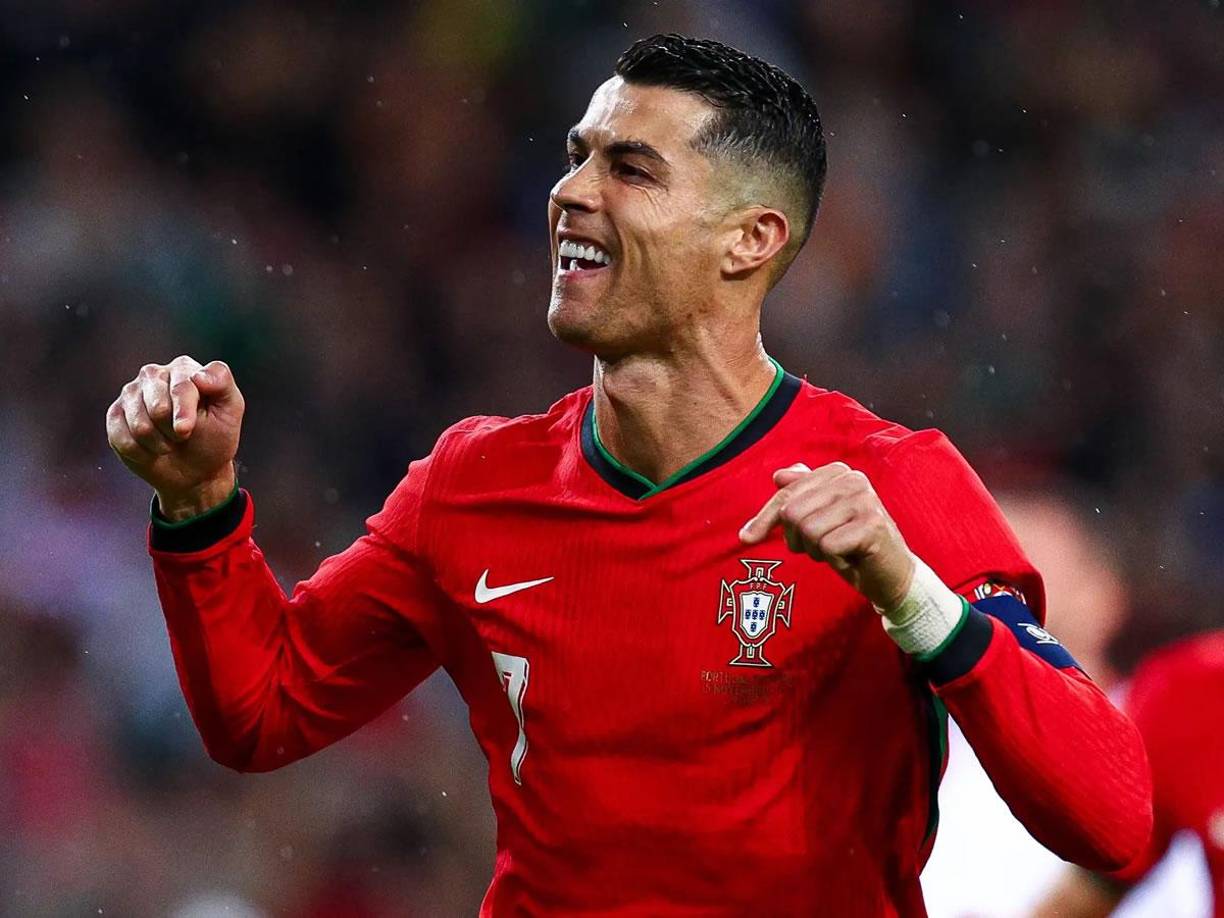 Cristiano Ronaldo se ha consolidado como uno de los mejores jugadores en la historia del fútbol mundial gracias a sus increíbles logros en el terreno de juego.