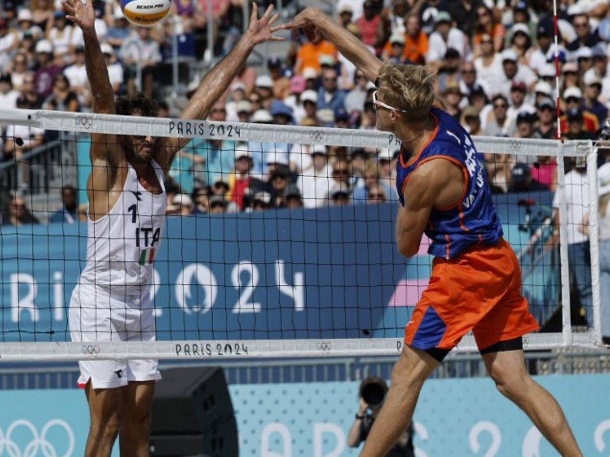 El Comité Olímpico neerlandés indicó hace unos días que el jugador permanecería apartado de los demás deportistas de la delegación, fuera de la Villa Olímpica, y que no hablaría con los periodistas.