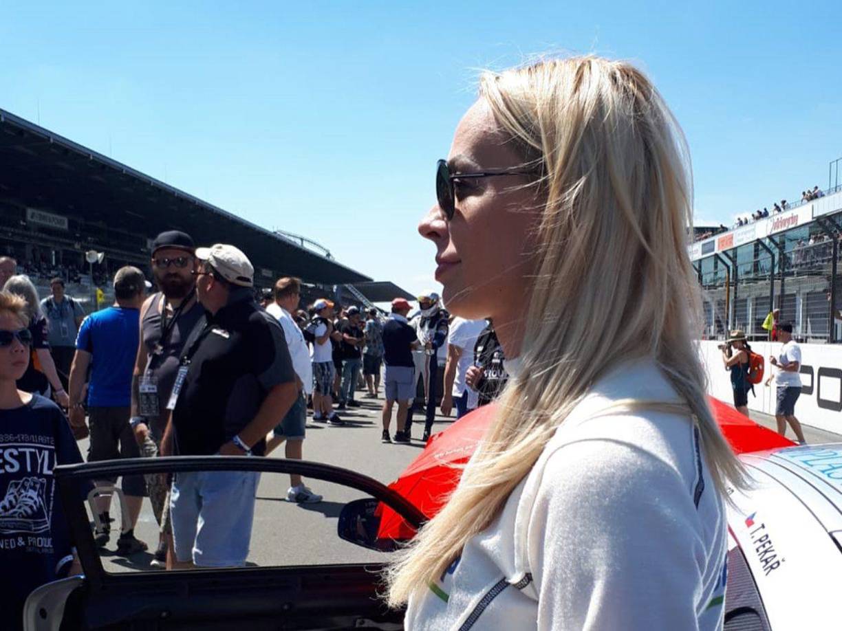 La también presentadora televisiva, que estuvo casada con el ex piloto desde 2001 hasta 2015, agregó que durante su matrimonio enfrentaron rumores sobre la orientación de Ralf en el ambiente de la máxima categoría del automovilismo mundial.