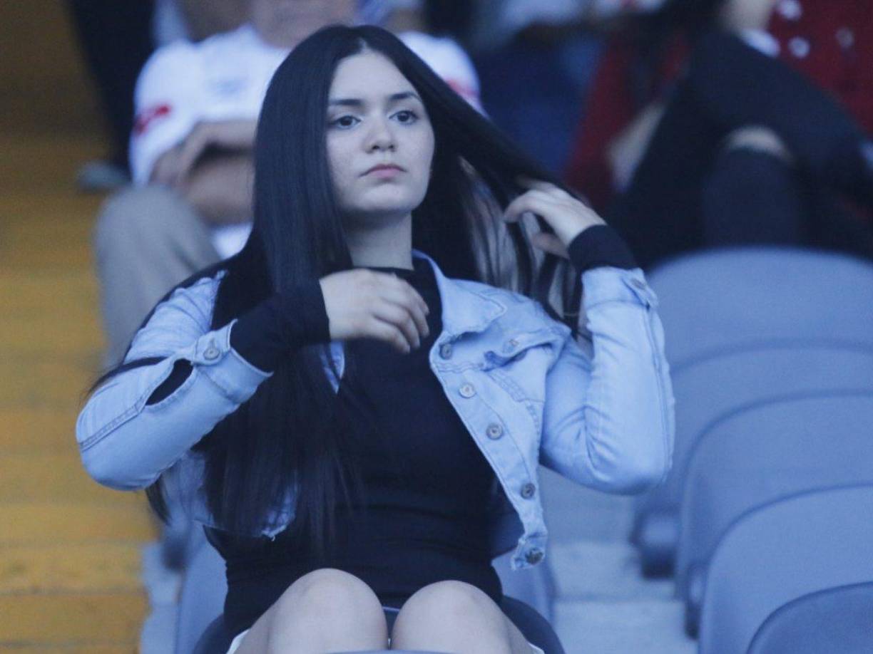 Ella es la linda vendedora que enamoró a los aficionados que llegaron a ver el Olimpia vs Real Sociedad. Su nombre es Kiaryn.