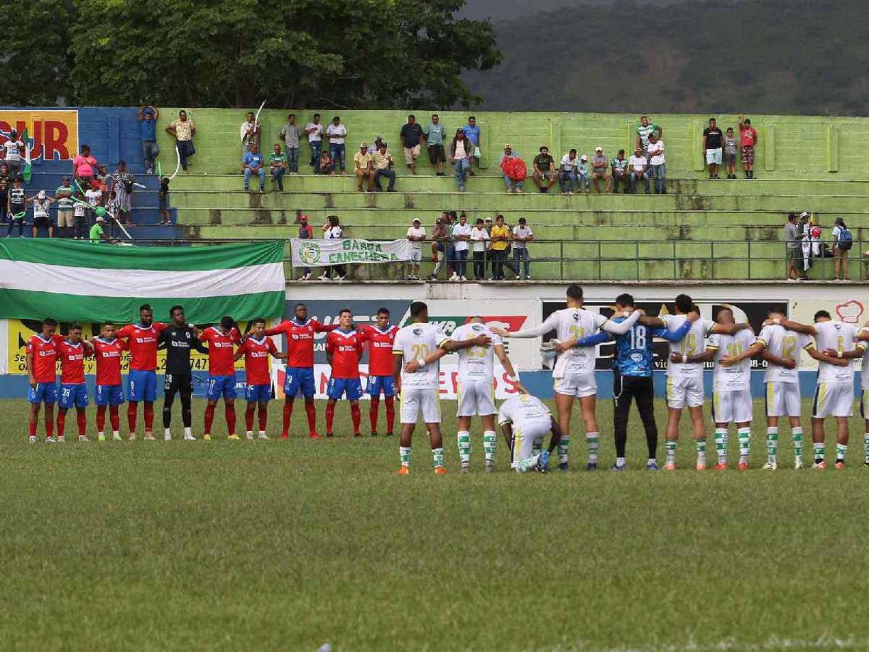Previo al inicio del partido se dio un minuto de silencio por parte de ambos planteles.