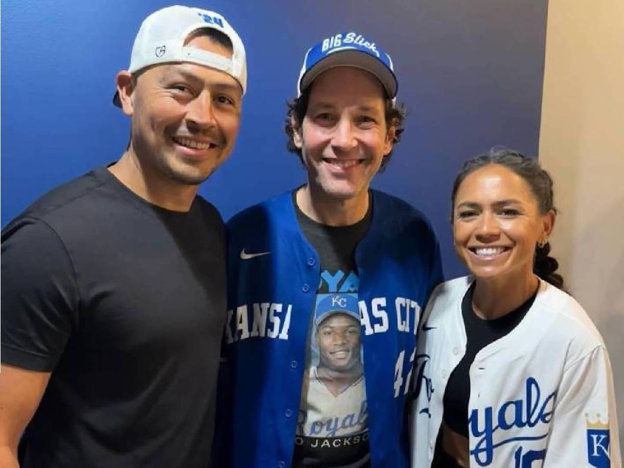 En Estados Unidos coincidió con el famoso actor Paul Rudd en un encuentro de béisbol de los Kansas City Royals de la MLB.