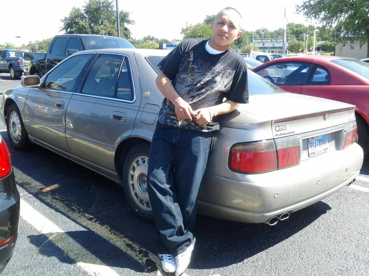 La familia de Adrián Elvir, de 37 años, quedó devastada mientras permanecía el domingo en el mismo lugar donde lo mataron a tiros en Dallas.