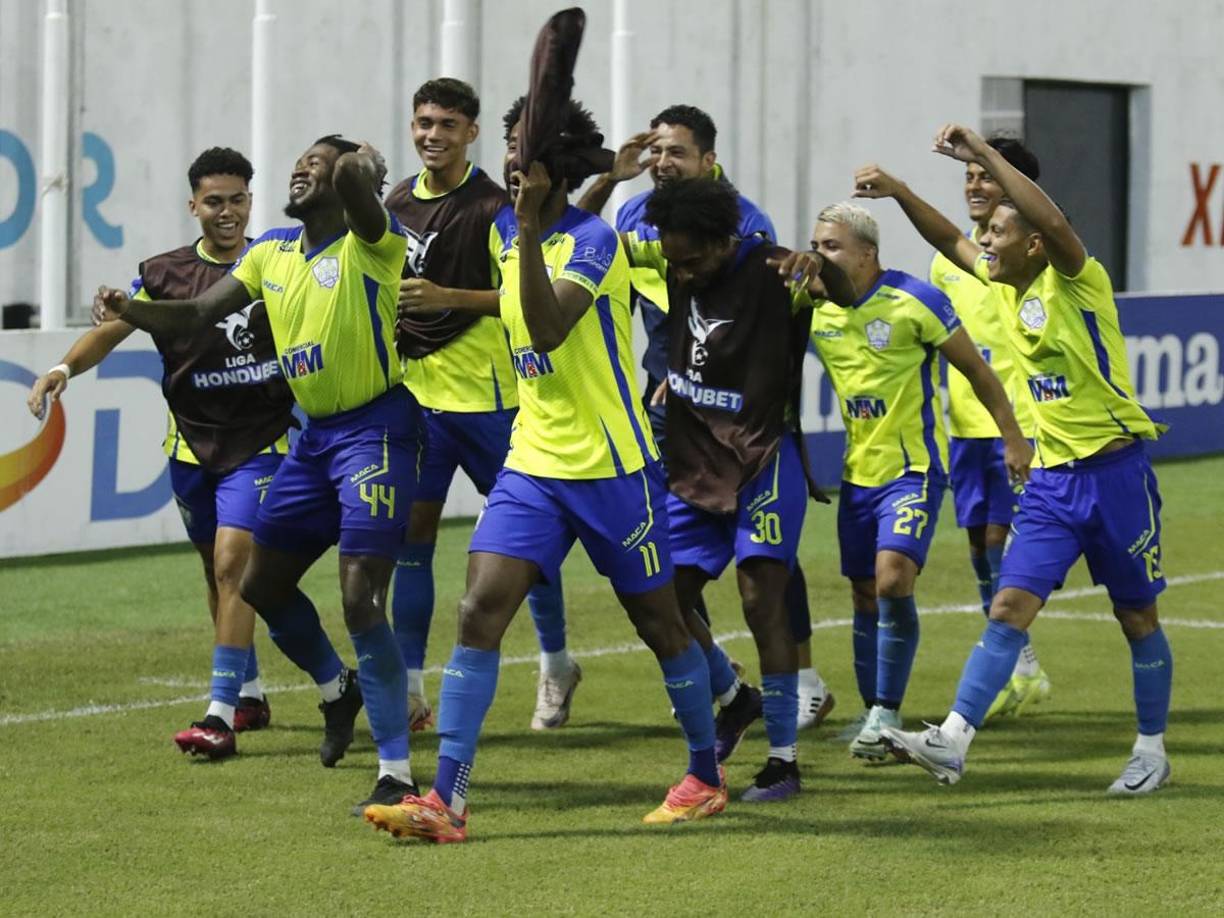 Edson Danilo Palacios celebró con un bailecito ante la felicidad de sus compañeros tras eliminar al Marathón.