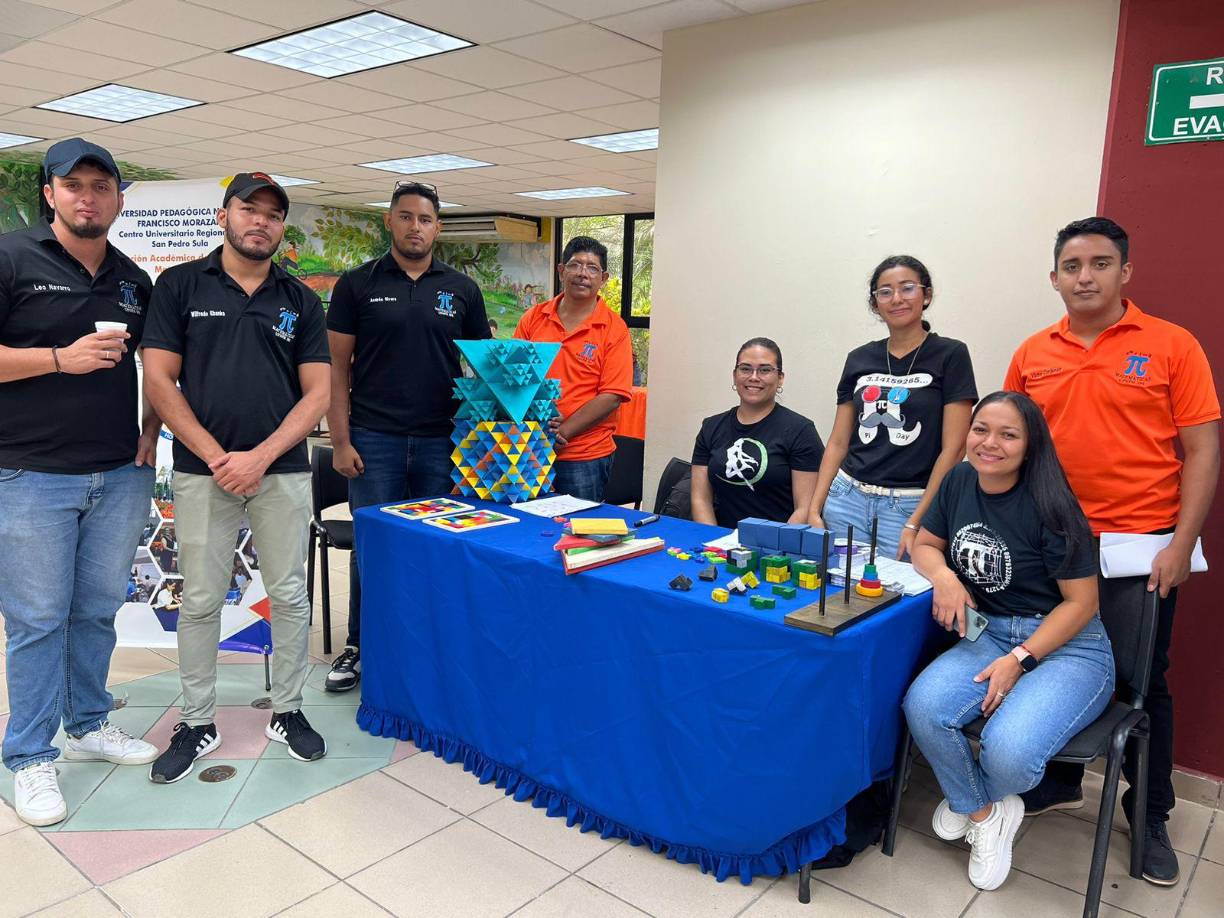 La carrera de Matemáticas estuvo presente en la jornada de la feria vocacional, para enseñarle a los jovencitos lo atractivo de estudiar esta prometedora carrera.