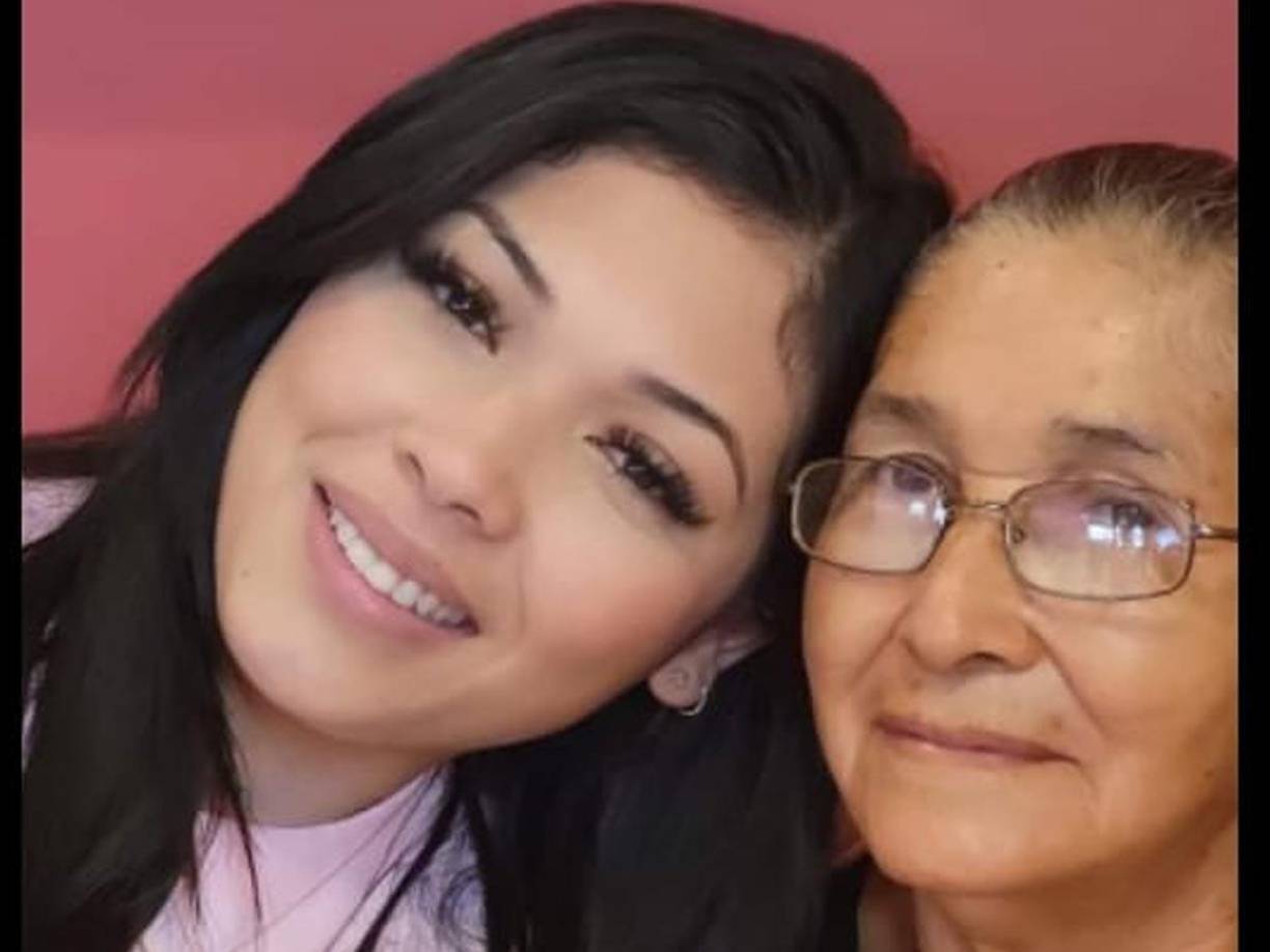 Kenia Osorio junto a su madre.