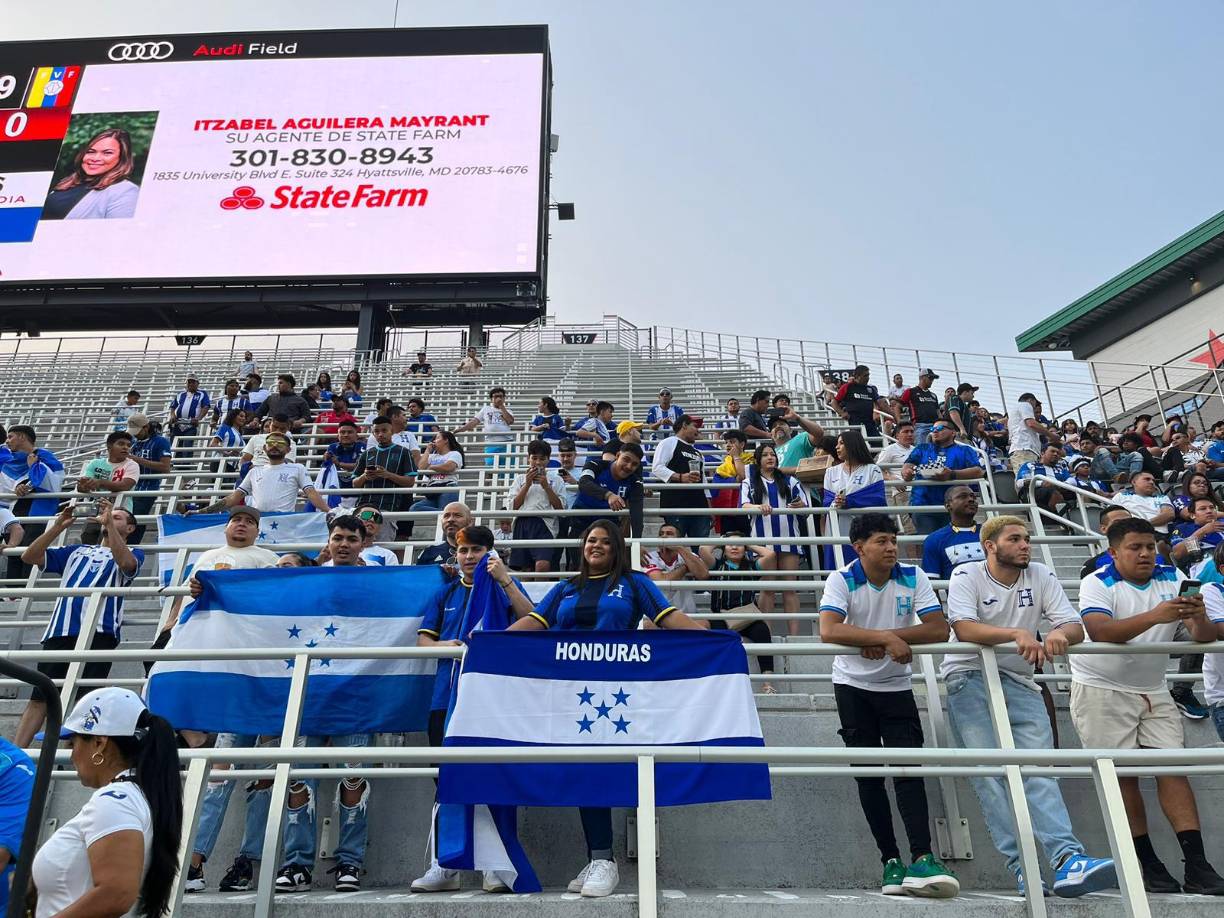 En el interior del estadio, los hondureños pusieron el ambiente.