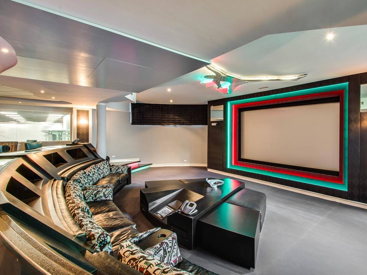 En algún momento, se dijo que MJ pensaba hacer un museo con aquella casa en la que vivió con su ex esposa Juanita Vanoy y sus hijos, pero su enorme tamaño y lo costoso de su mantenimiento habrían conspirado contra esa idea de parte de su entorno. En 2015, Jordan aseguró que le regalaría al comprador un lote con todos los modelos de sus zapatillas, autografiados, en búsqueda de sumarle interés a la propiedad, pero ni así lo consiguió.