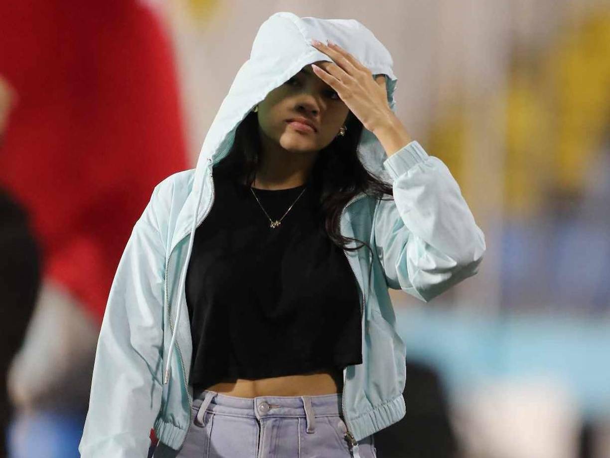 Para la protección. Las chicas presentes en el Estadio Nacional de Tegucigalpa.