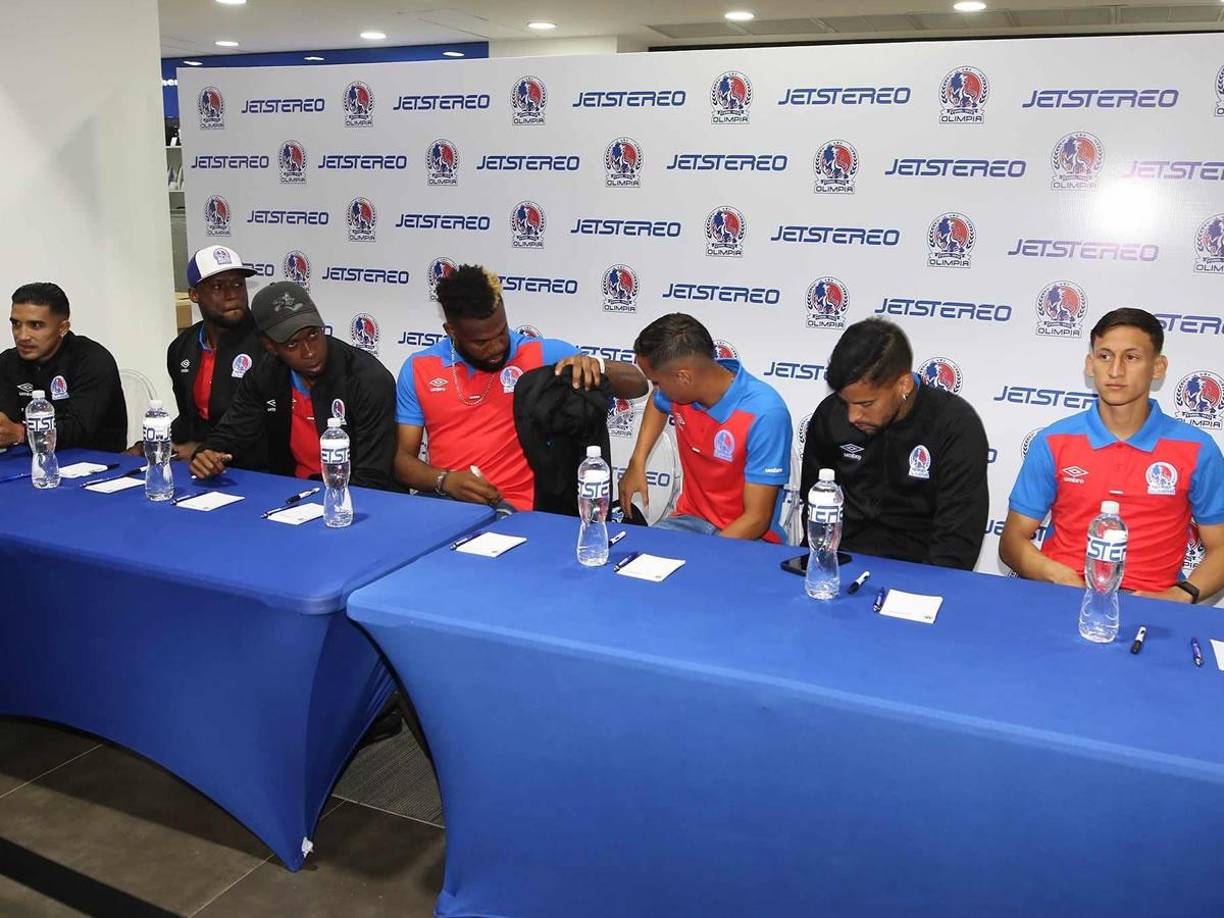 Siete jugadores del plantel de primera división fueron elegidos para compartir con los hinchas del Olimpia este jueves en un centro comercial de Tegucigalpa.