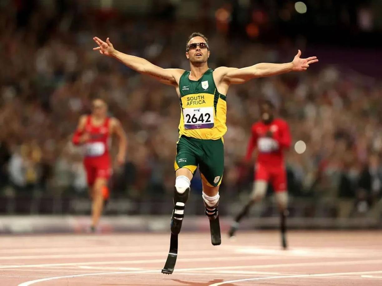 Pistorius, apodado “Blade Runner” por las prótesis de carbono que llevaba en ambas piernas, se convirtió en 2012 en todo un icono, y ese año la revista norteamericana Time lo proclamó entre las cien personalidades más influyentes del planeta, por considerarlo “la definición misma de la inspiración mundial”.