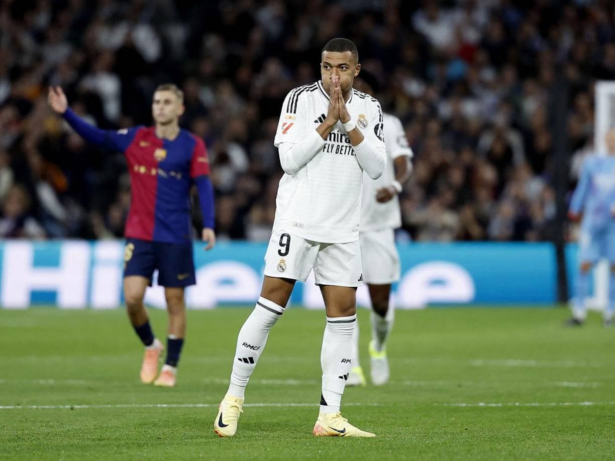 Kylian Mbappé se lamenta tras fallar una ocasión con el arco prácticamente vacío tras una mala salida de Iñaki Peña.