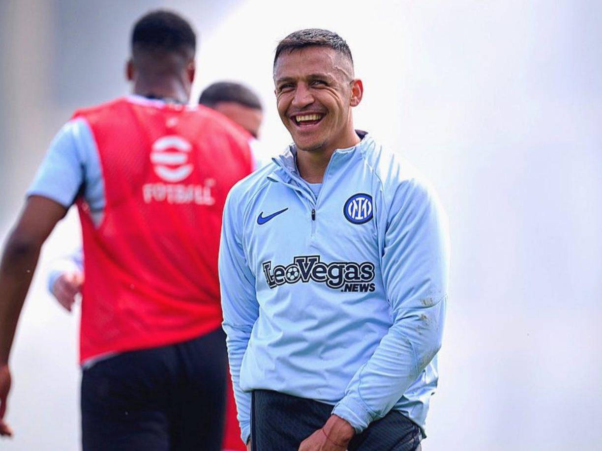 Alexis Sánchez ya está en Udine, donde se espera en estas horas la confirmación oficial de su vuelta a Udinese, el equipo que primero lo lanzó en Europa y donde podrá finalmente tener los minutos que merece tener, informan en Italia.