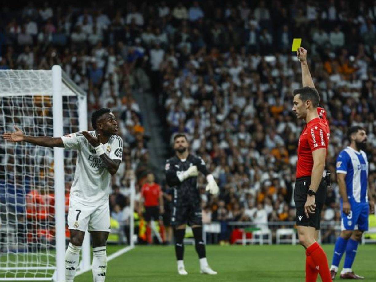 Vinicius recibió una tarjeta amarilla por parte del árbitro. 
