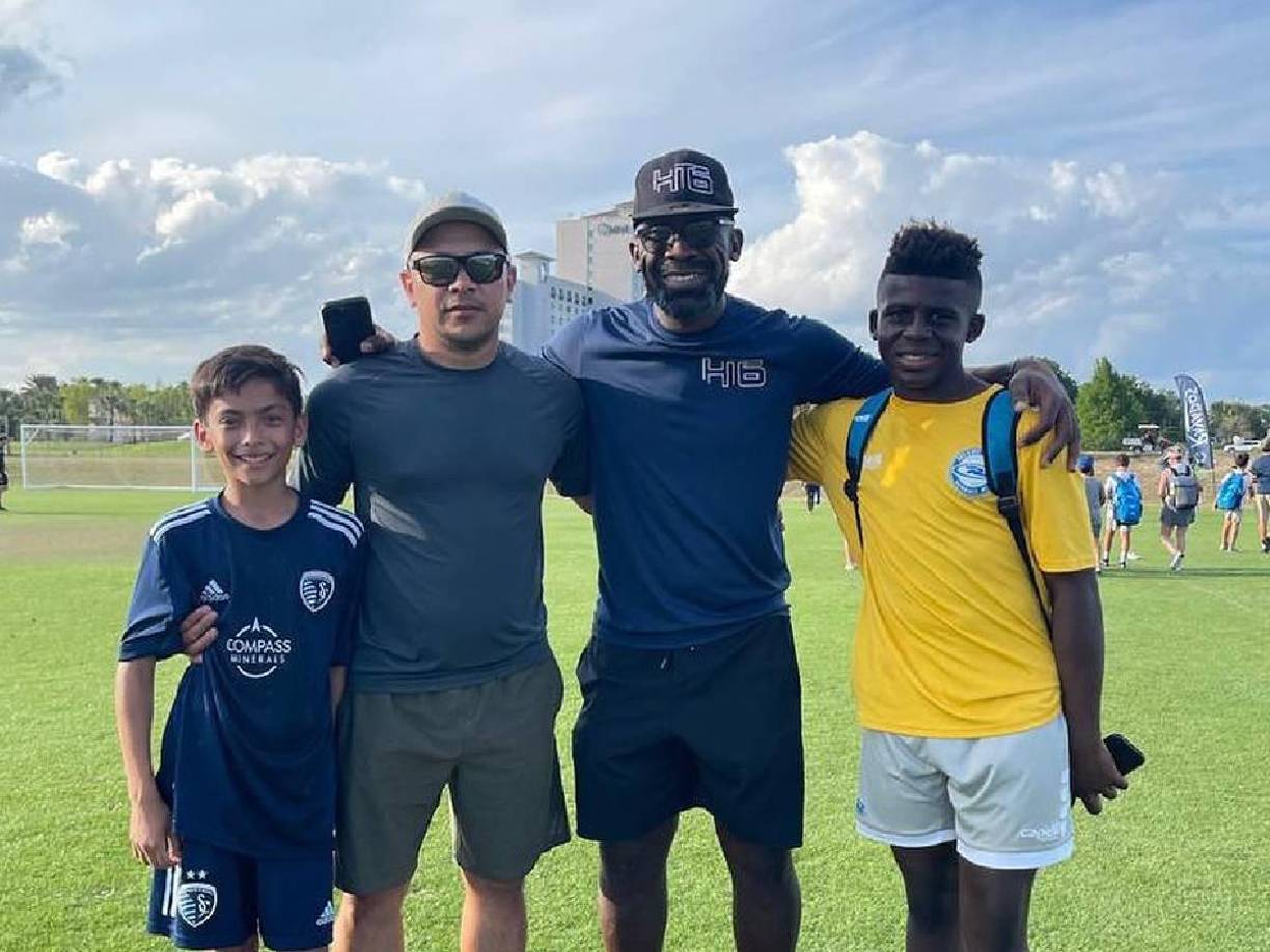 Thomas comparte con uno de sus hijos, quien también sigue sus pasos.