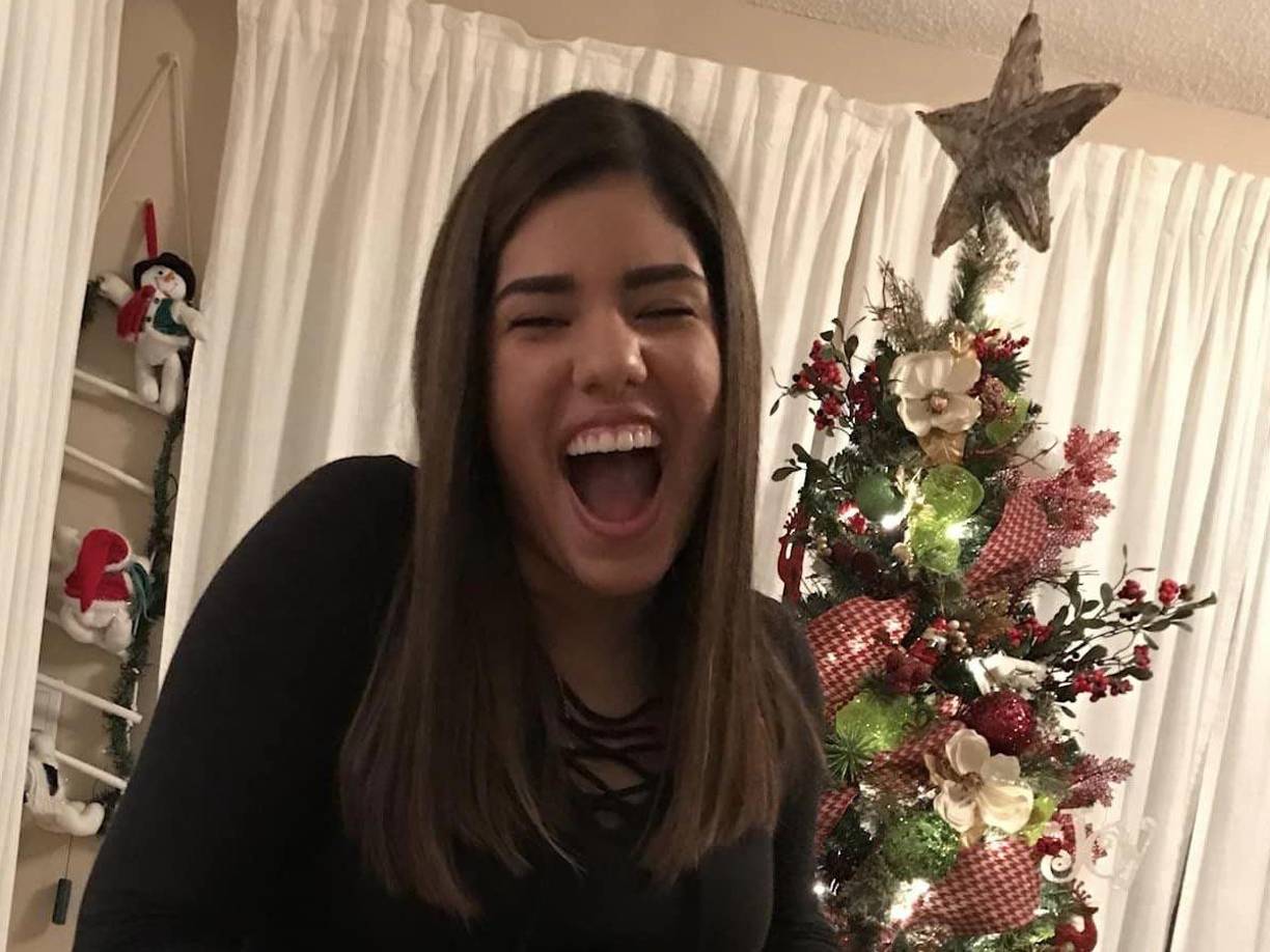  La acusada dio varias versiones contradictorias de los hechos, incluyendo la afirmación de que encontró el cuerpo al salir de su casa hacia el gimnasio, y otra en la que dijo haber perdido el conocimiento y despertado en su cama. 