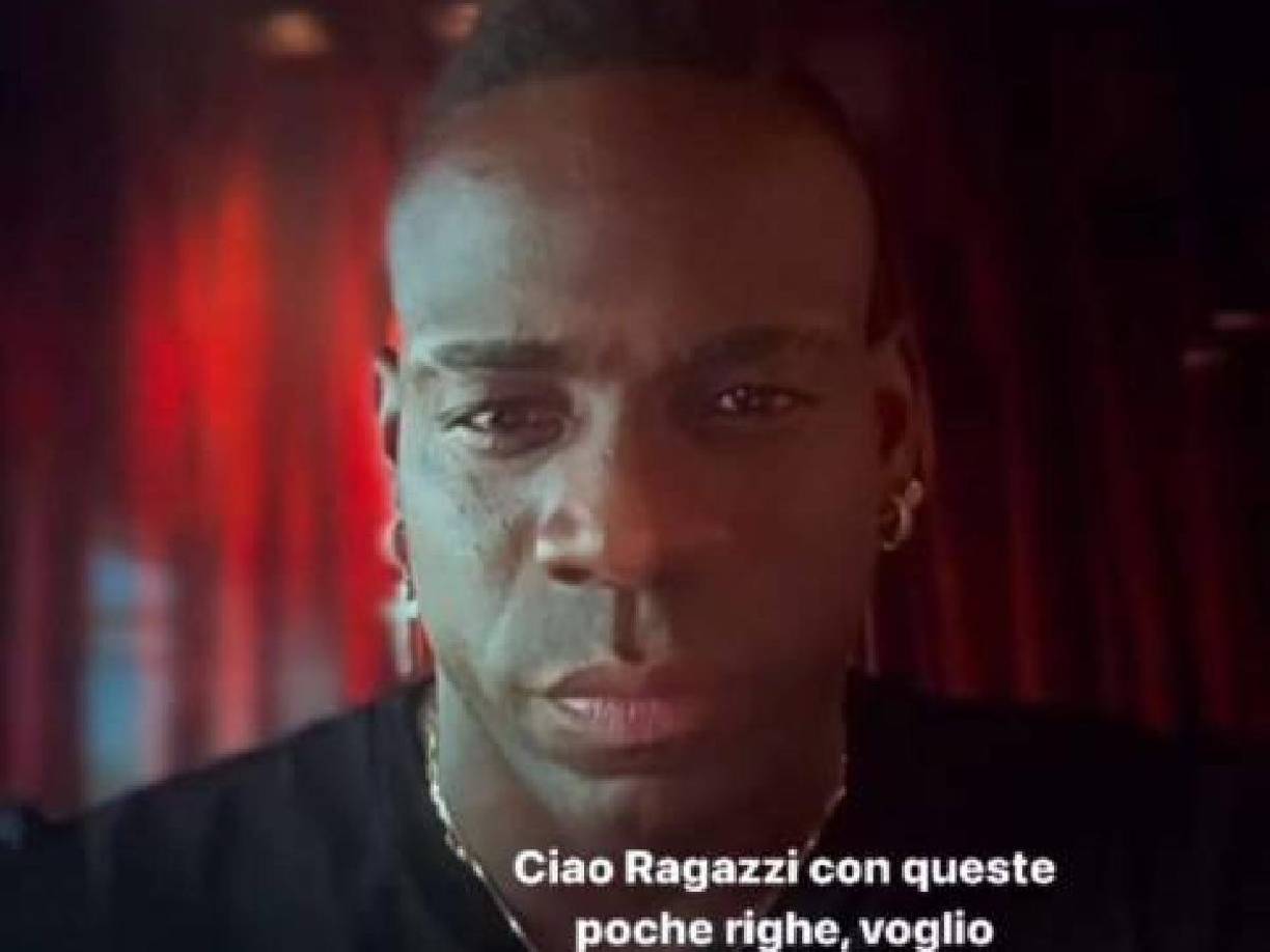 Balotelli: “He notado que hay muchos inventos sobre mí. Lo único que hago es trabajar duro, entrenar y estar listo para donde quiera que vaya a jugar. Muy pronto hablaré y dejaré todo claro. Lo importante para mí es entrenar y mantener la calma. He recibido varias propuestas y estoy buscando el mejor proyecto. Los diarios, los equipos y la gente siguen inventando mie*** una y otra vez”.