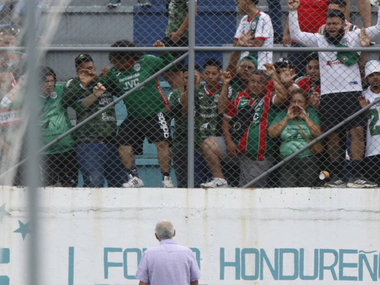 En el sector de populares había otro grupo de aficionados del Marathón que estaban insultando a jugadores y cuerpo técnico del equipo verde.