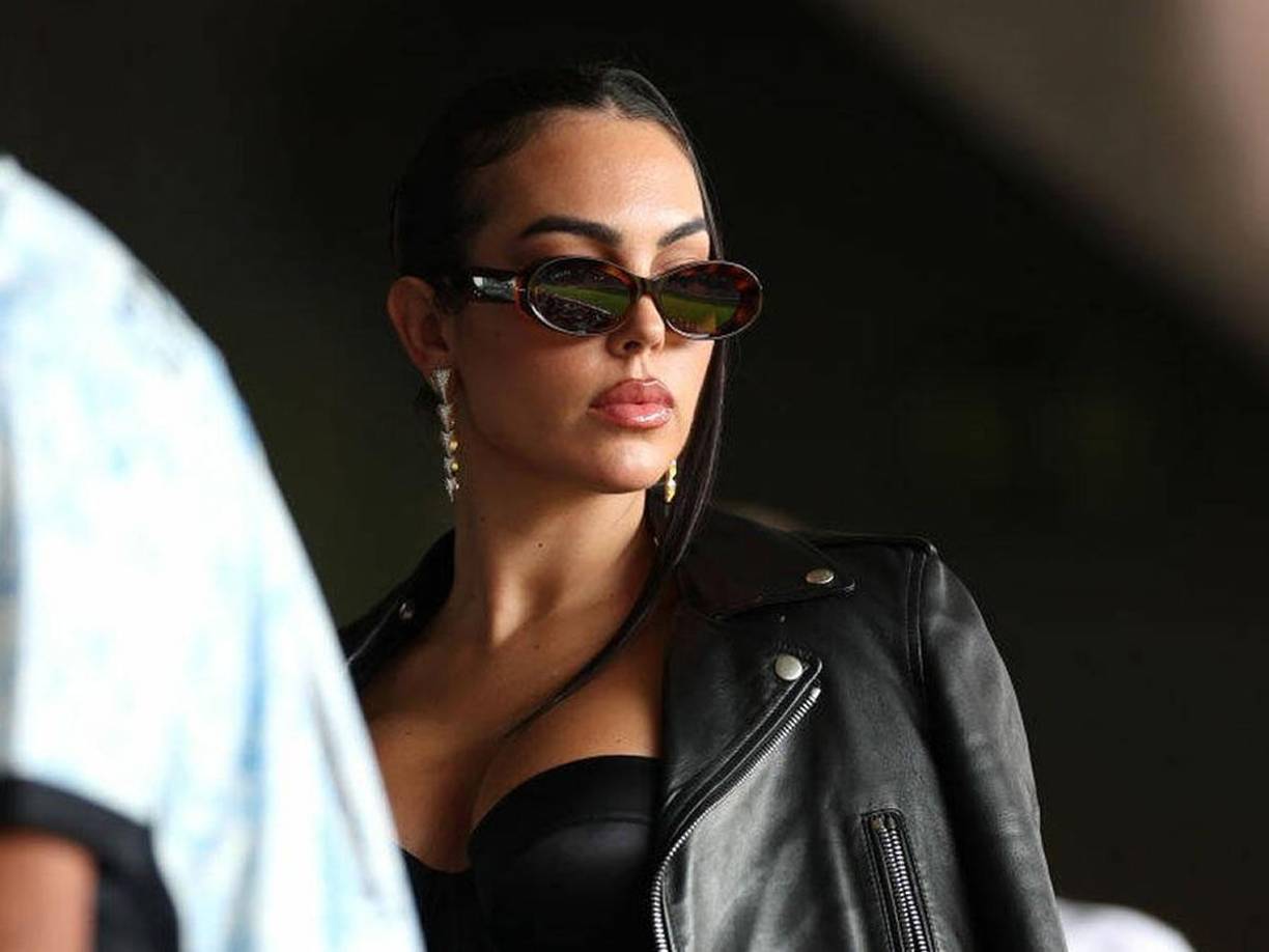 Georgina Rodríguez, pareja de Cristiano Ronaldo, deslumbra en las redes sociales y conquista corazones con un impactante traje de baño de dos piezas que ha levantado suspiros, emulando <b><a rel="noopener noreferrer" href="https://www.laprensa.hn/fotogalerias/deportes/antonela-roccuzzo-foto-bikini-infartante-messi-verano-sexy-miami-estados-unidos-NA20310508#image-1" target="_blank">la sexy foto de Antonela Roccuzzo de hace unos días</a></b>.