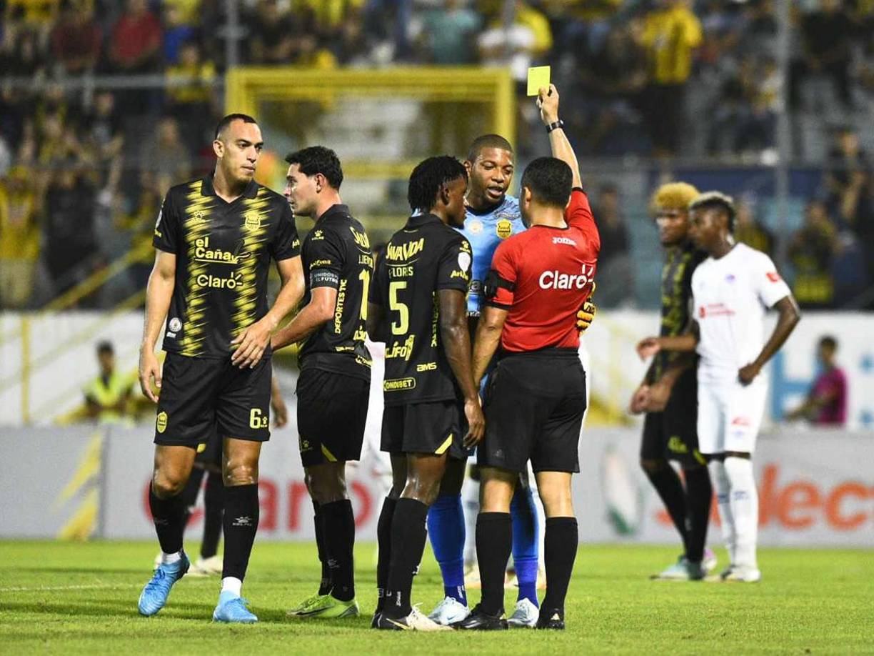 El árbitro Armando Castro le mostró tarjeta amarilla a ‘Buba‘ López.