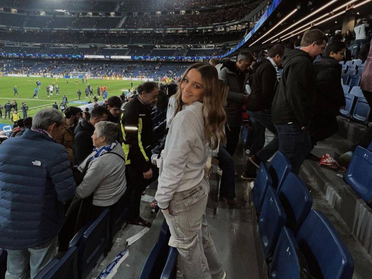 “Ya tenía todo organizado, iba con una marca super cool, pero todo se complicó por un trámite legal y no puedo salir de España estos días”, indicó la catracha.