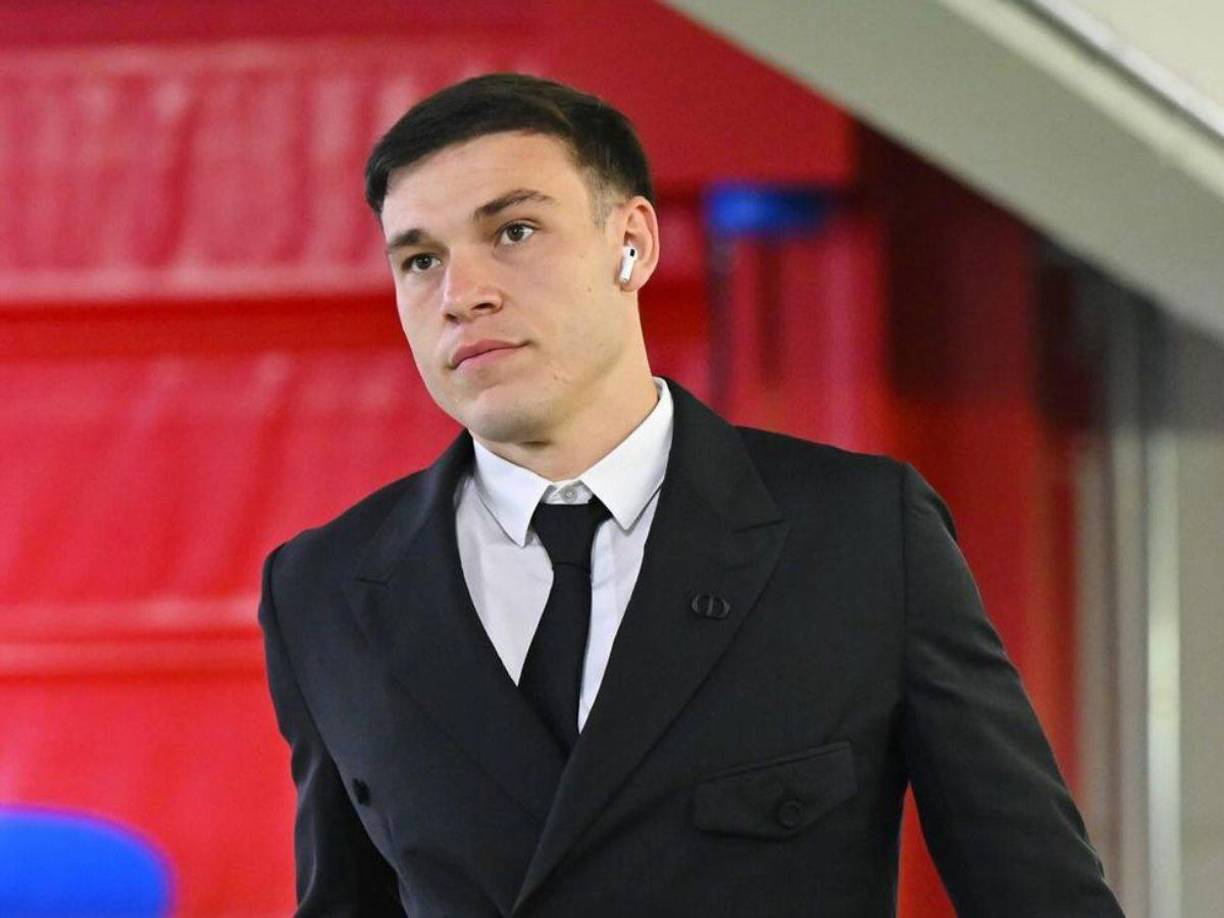 Según ha informado el periodista Florian Plettenberg, el Manchester United habría realizado varias ofertas al PSG por Ugarte, las cuáles han sido rechazadas. El conjunto parisino ha tasado al mediocentro uruguayo en 70 millones de euros como mínimo, y no lo dejará marchar por menos cantidad.