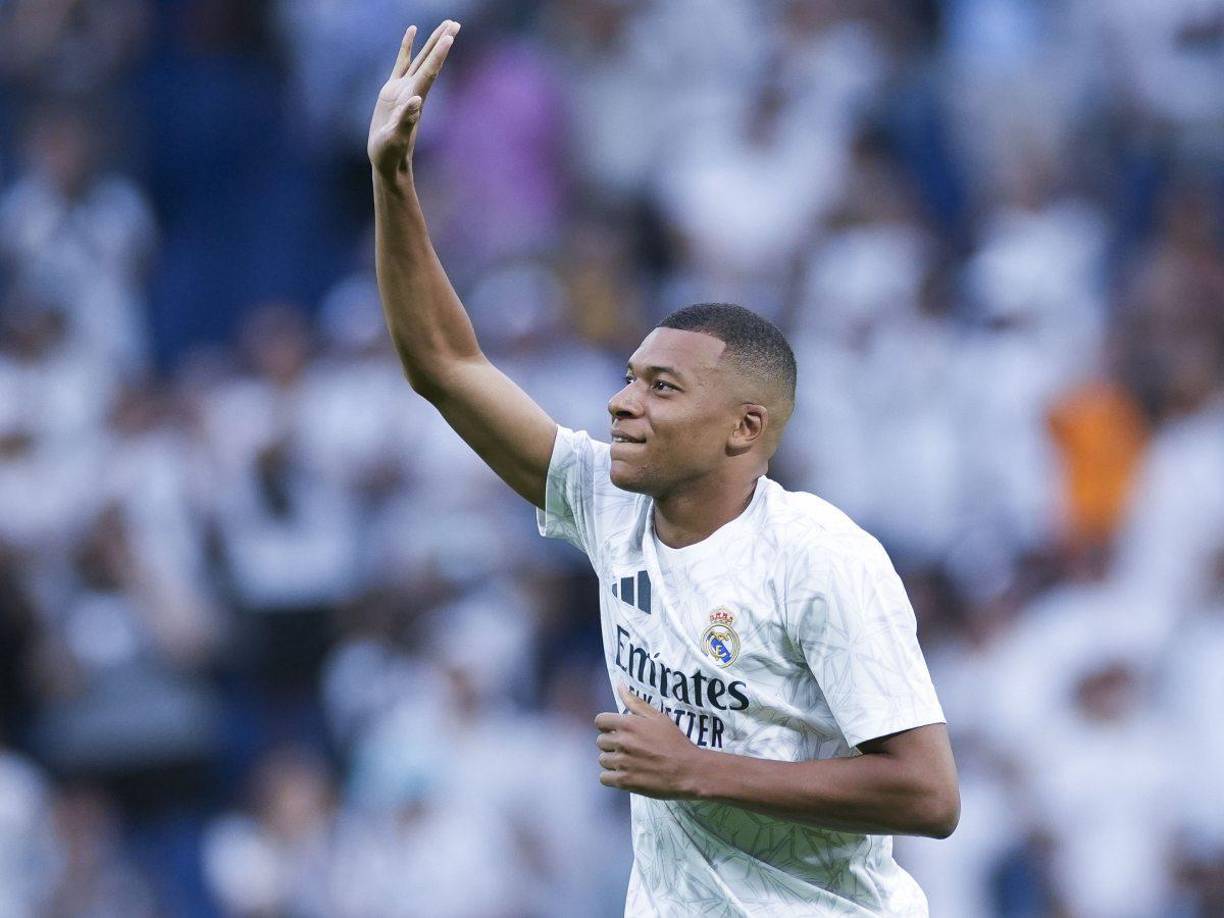 Al momento de salir para el calentamiento, la afición del Real Madrid ovacionó a Kylian Mbappé.