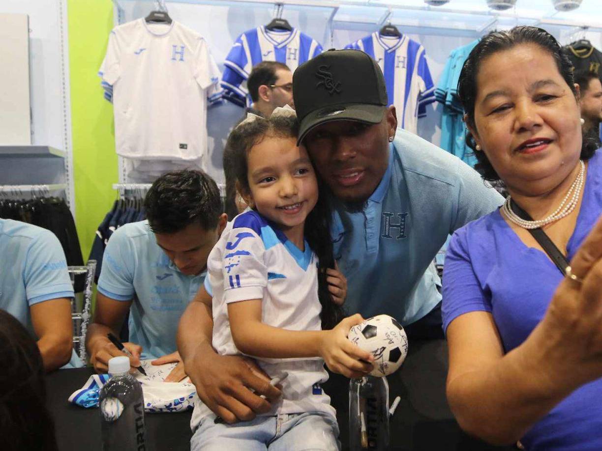 Esta linda niña le mostró su cariño al volante Deybi Flores.