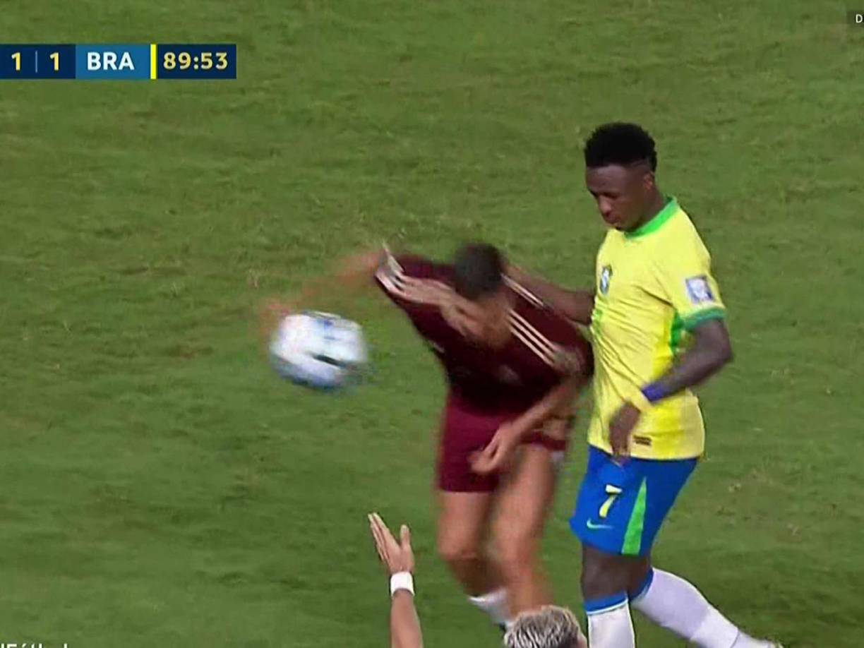 Vinicius empujó al jugador González de Venezuela y se desató el caos. 