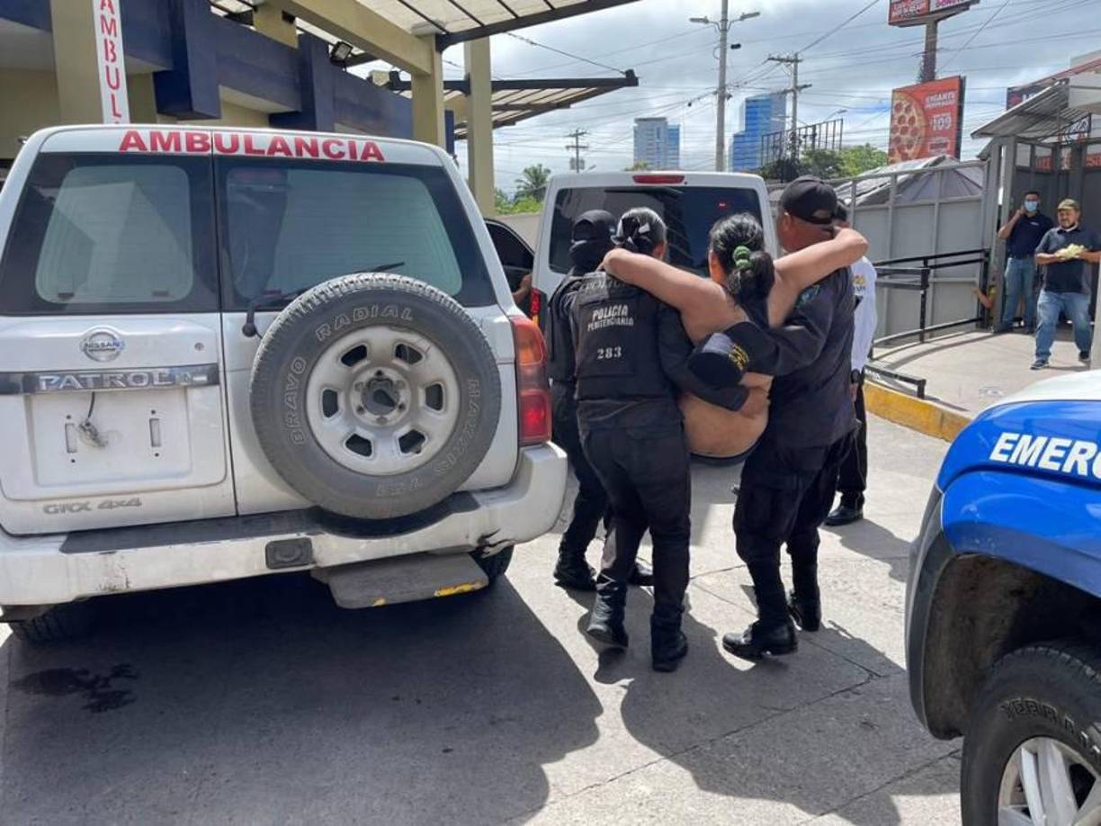 “Solo se metieron en el módulo con una <b>AR-15</b>”, reveló entre sollozos por el fuerte dolor que padecía.