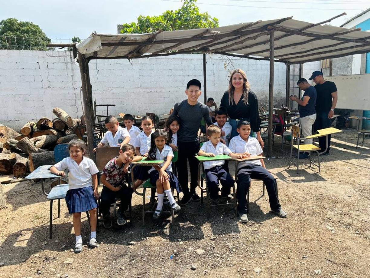 Sin Fujiyama llegó en junio de 2023 al Centro Básico José Azcona de San José Chamelecón, pues a través de LA PRENSA se enteró que varias secciones de escolares recibían clases en una “champa” de palo y lámina.