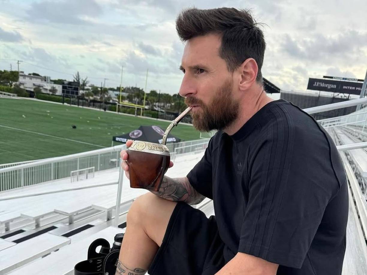 La imagen de Messi celebrando la Navidad en su ciudad natal, rodeado de sus seres queridos y con un estilo renovado, refuerza su conexión con Rosario y su compromiso con las tradiciones familiares. 