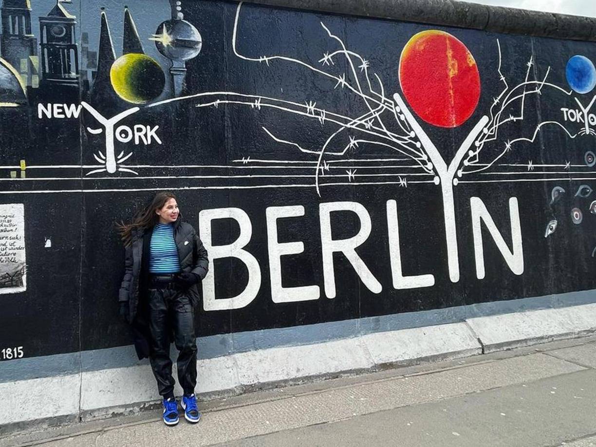 Otro de sus pasatiempos es el hecho de viajar. En sus redes sociales presumió un viaje por Berlín, Alemania.