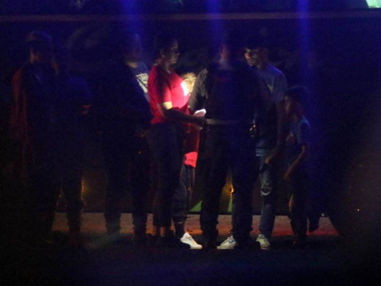 Luego de intimidar a las familia los policías comenzaron a robarles el dinero. 