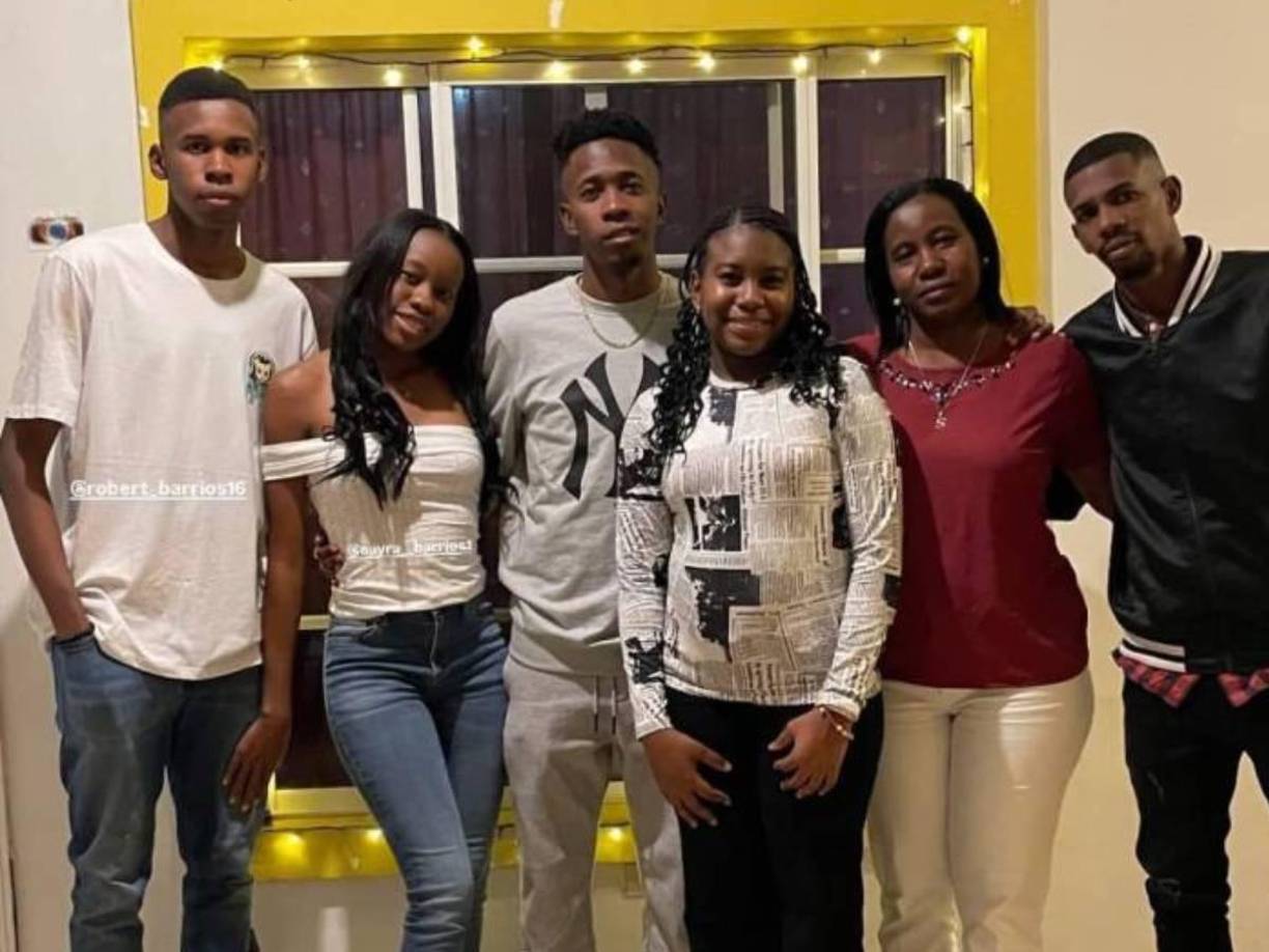 Alex Güity, jugador de Olimpia se hizo rodear de su familia con quienes comparte su momentos especiales.